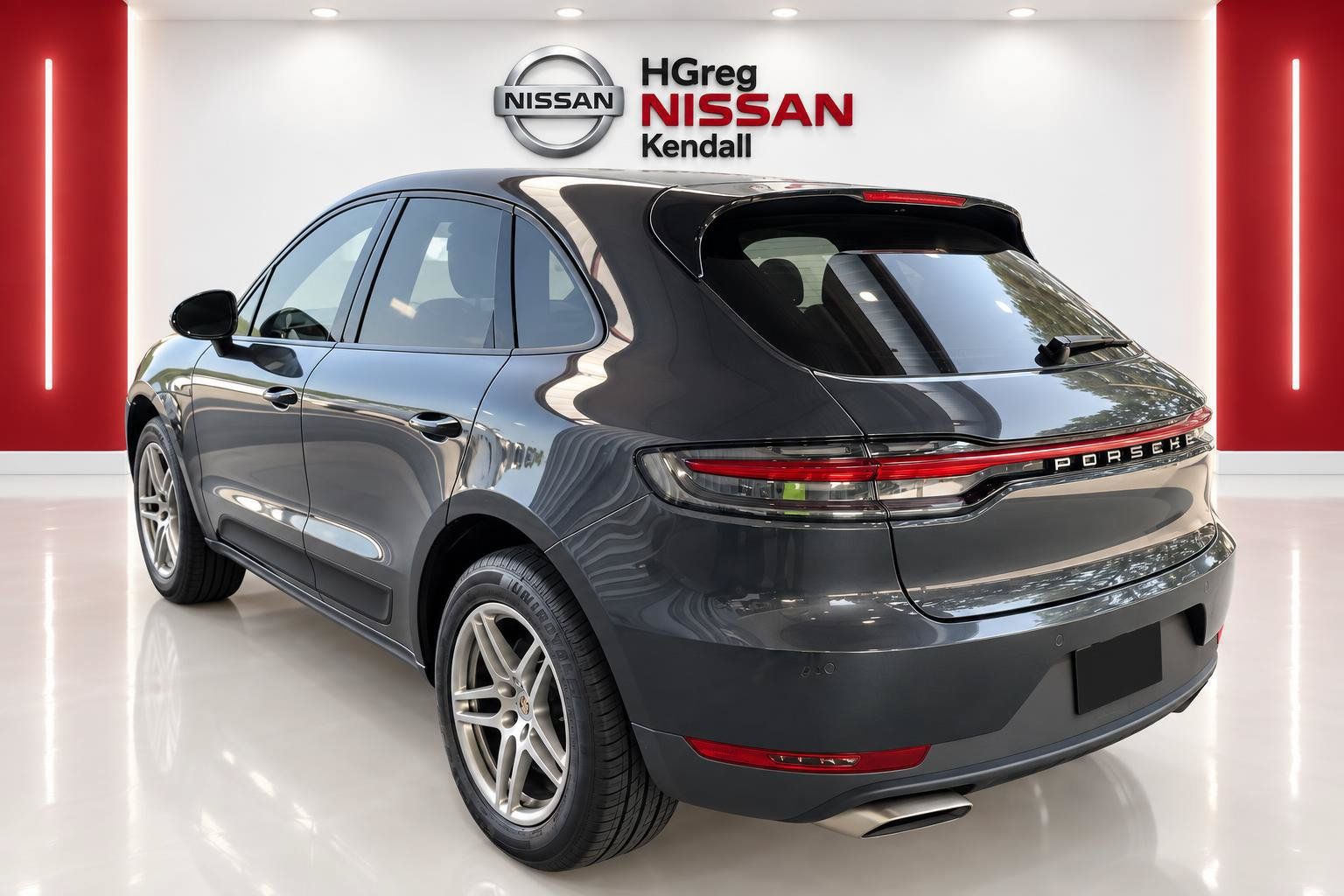 Used 2020 Porsche Macan AWD/4WD image 2