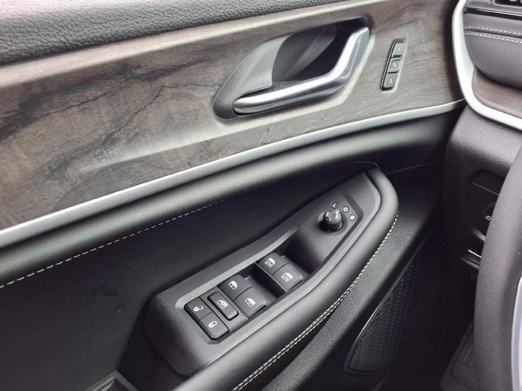 New 2026 Jeep Grand Cherokee Limited AWD/4WD image 17