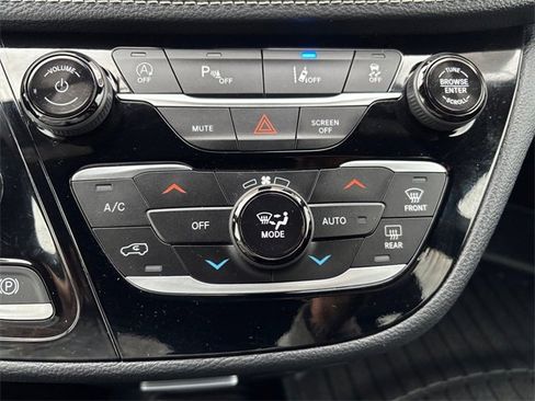 Used 2024 Chrysler Pacifica Touring image 21