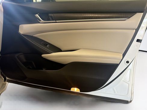Used 2018 Honda Accord Touring image 32