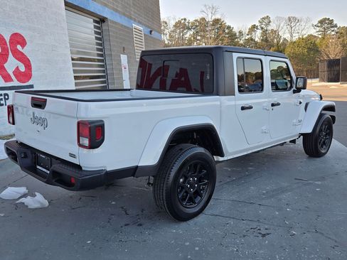 Used 2023 Jeep Gladiator Overland image 7