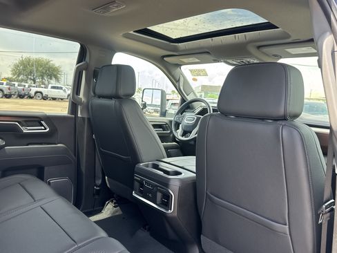 Used 2025 GMC Sierra 2500 Denali w/ Denali Reserve Package AWD/4WD image 9