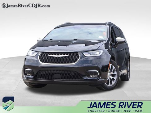 Used 2023 Chrysler Pacifica Pinnacle FWD image 1