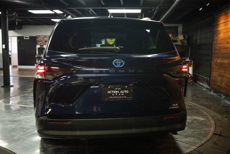Used 2023 Toyota Sienna XLE FWD image 6