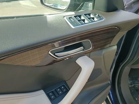Used 2017 Jaguar F-PACE Prestige image 3
