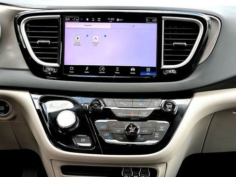 Used 2023 Chrysler Pacifica Touring-L FWD image 30