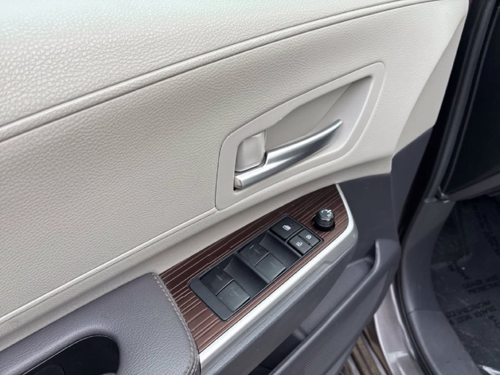 Used 2024 Toyota Sienna XLE FWD image 19