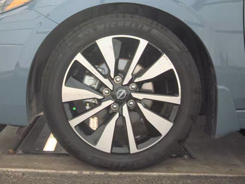 Used 2025 Nissan Sentra SV w/ SV Premium Package FWD image 14