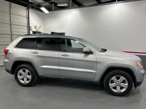 Used 2011 Jeep Grand Cherokee Laredo image 6