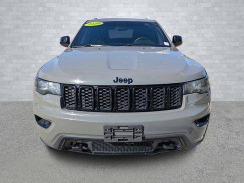 Used 2019 Jeep Grand Cherokee Laredo image 3
