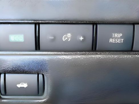 Used 2025 Nissan Sentra SR w/ SR Premium Package FWD image 19