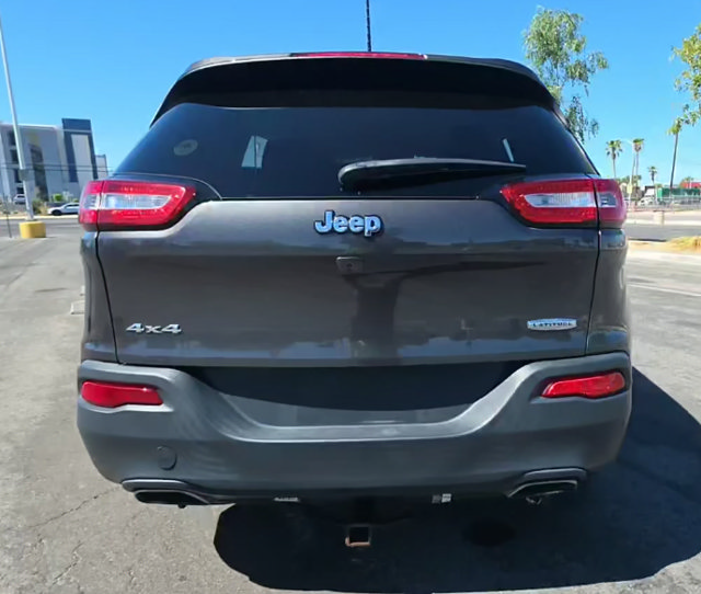 Used 2017 Jeep Cherokee Latitude w/ Cold Weather Group AWD/4WD image 3