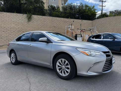 Used 2017 Toyota Camry LE FWD image 2
