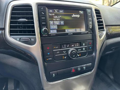 Used 2013 Jeep Grand Cherokee Laredo image 28