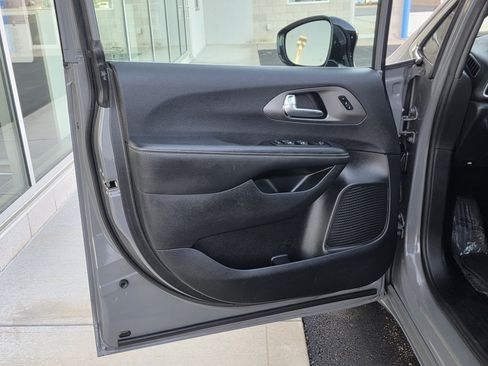 Used 2025 Chrysler Pacifica Select FWD image 42