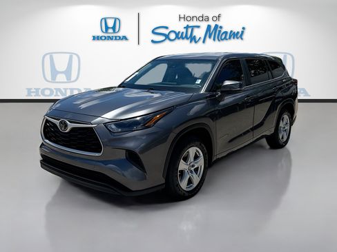 Used 2023 Toyota Highlander L FWD image 3