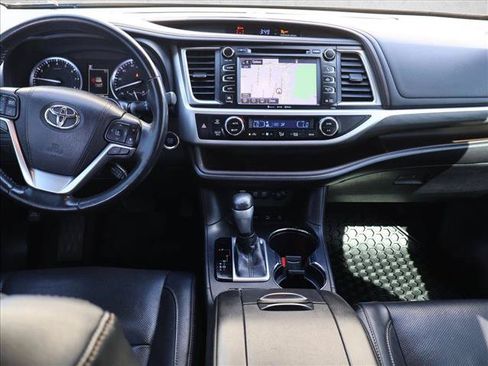 Used 2017 Toyota Highlander Limited AWD/4WD image 18