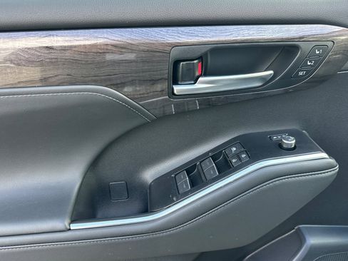 New 2026 Toyota Highlander XLE image 11