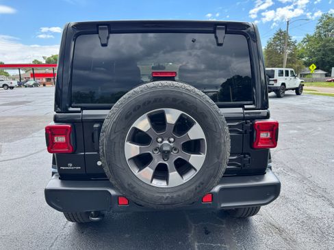 Used 2018 Jeep Wrangler Unlimited Sahara w/ Dual Top Group AWD/4WD image 6