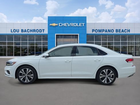 Used 2021 Volkswagen Passat 2.0T SE FWD image 4