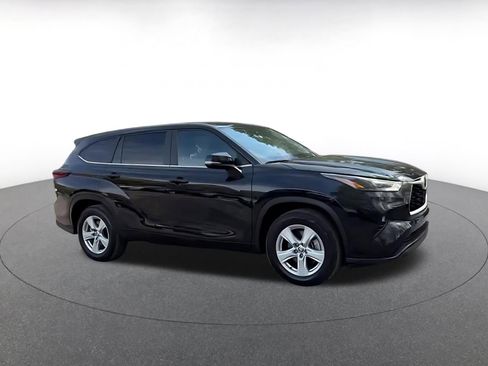 Used 2025 Toyota Highlander LE FWD image 2