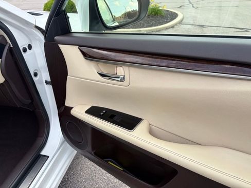Used 2016 Lexus ES 350 w/ Premium Package w/Wood Trim FWD image 28