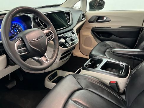 Used 2023 Chrysler Pacifica Touring-L FWD image 15