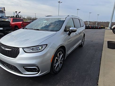 New 2026 Chrysler Pacifica Pinnacle image 3