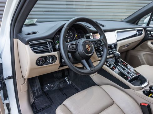 Certified 2025 Porsche Macan image 4