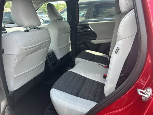 New 2025 Mitsubishi Outlander SE image 9