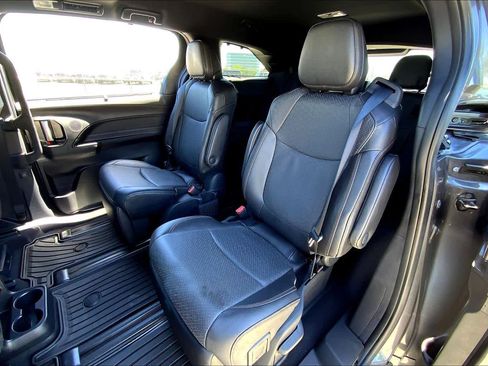 Used 2025 Toyota Sienna Limited image 20