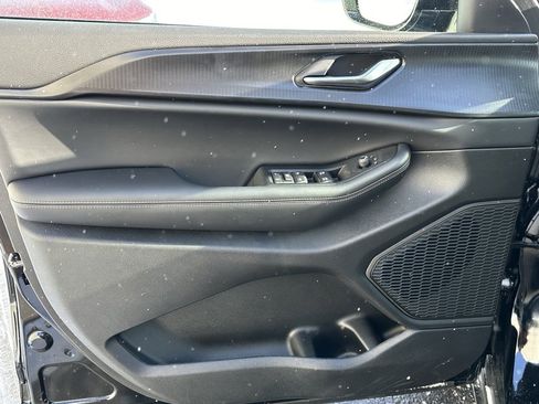 New 2025 Jeep Grand Cherokee Altitude image 9