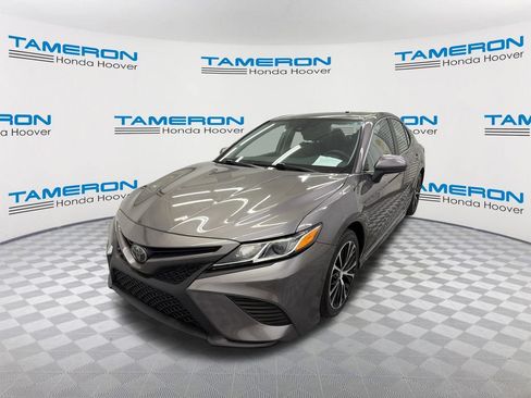 Used 2018 Toyota Camry SE FWD image 1