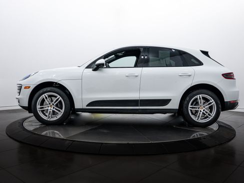Certified 2018 Porsche Macan image 2