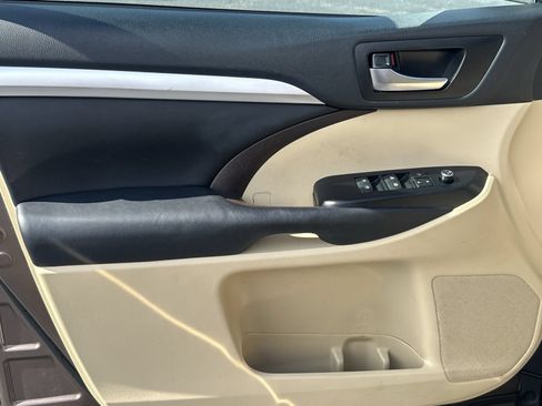 Used 2019 Toyota Highlander XLE FWD image 14