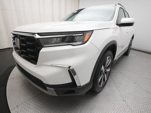 Certified 2025 Honda Pilot Touring image 12