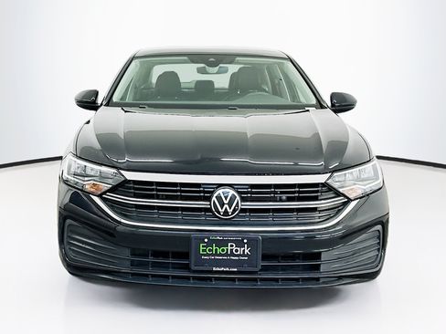 Used 2024 Volkswagen Jetta SE FWD image 2