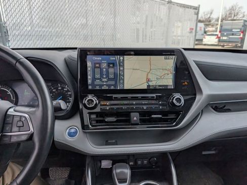 Used 2021 Toyota Highlander Platinum image 4