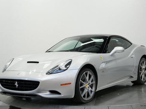 Used 2011 Ferrari California RWD image 5