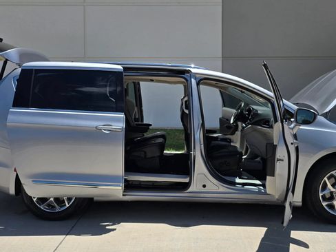 Used 2018 Chrysler Pacifica Limited FWD image 16