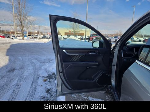 Used 2025 GMC Acadia Denali w/ Super Cruise Package image 12