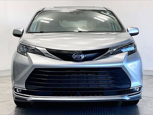 Used 2024 Toyota Sienna XLE image 3