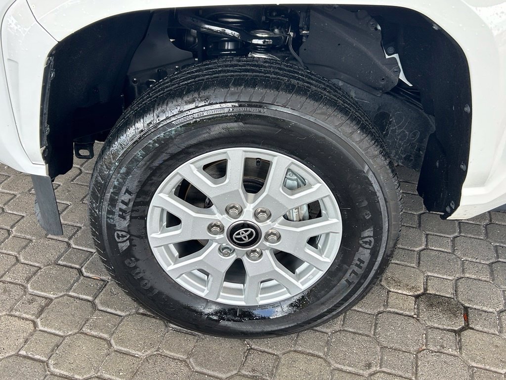 Used 2024 Toyota Tacoma SR5 w/ SR5 Upgrade Package AWD/4WD image 18