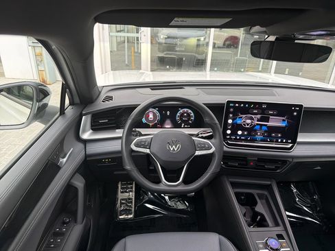 Certified 2025 Volkswagen Tiguan SE R-Line AWD/4WD image 16