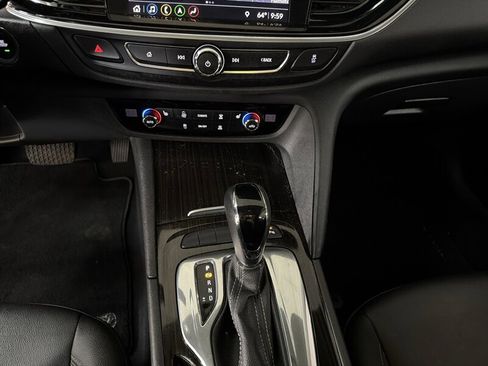 Used 2019 Buick Regal Essence w/ Driver Confidence Package I image 18