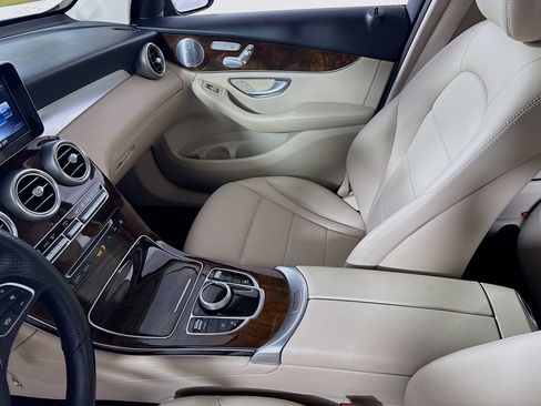 Used 2019 Mercedes-Benz GLC 350e 4MATIC image 25