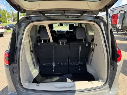 Used 2022 Chrysler Pacifica Touring-L w/ Uconnect Theater Family Group FWD image 25