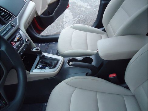 Used 2017 Hyundai Elantra SE image 19