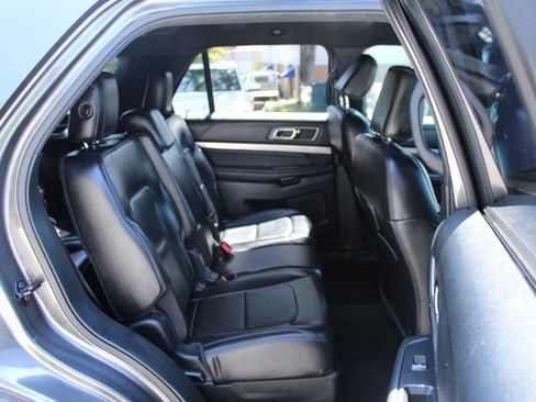 Used 2018 Ford Explorer XLT w/ Equipment Group 202A FWD image 35