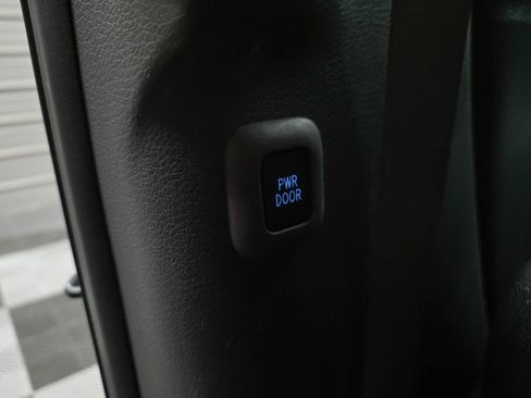 Used 2023 Toyota Sienna XLE FWD image 22